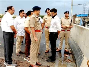 फ्लाईओवर ब्रिज के निर्माण कार्य में देरी को लेकर कंपनी के अधिकारियों को कलेक्टर पुष्पेंद्र कुमार मीणा ने लगाई फटकार