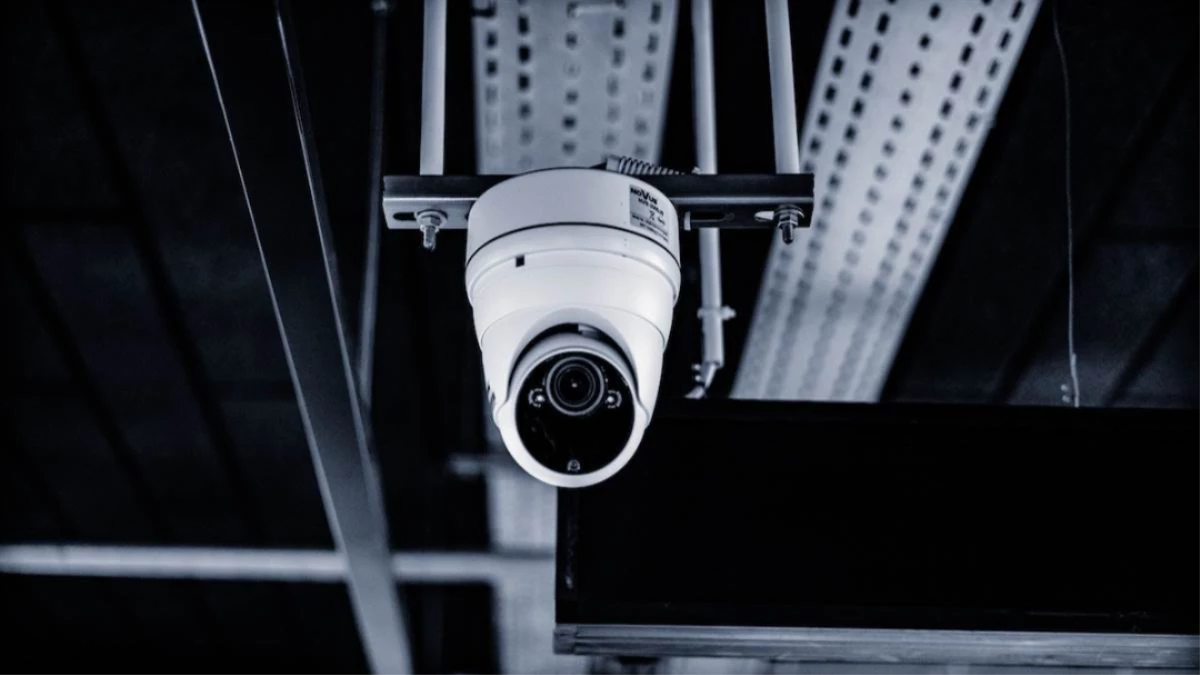 बल्ब होल्डर में Spy Camera लगा ब्लैकमेल करने वाला गिरोह पकड़ाया, इंजीनियरिंग छात्रा निकली मास्टरमाइंड