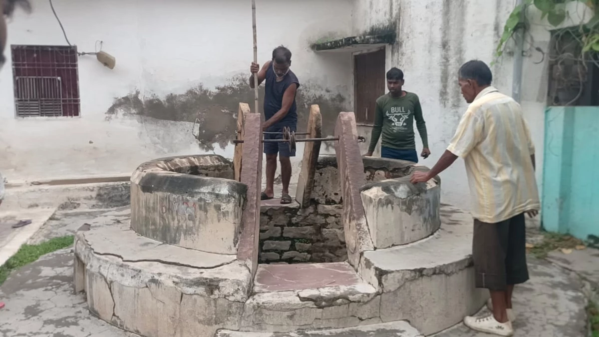 पानी भरने कुएं पर पहुंची महिला, बदबू आने पर झांककर देखा तो अंदर दिखी लाश; एमपी के सतना की घटना