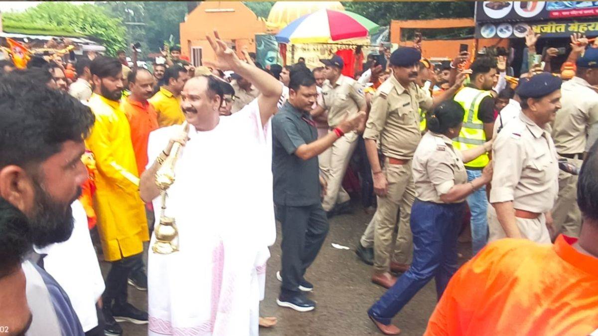 सावन-प्रदोष के महासंयोग में सीहोर भगवामय, 11 किमी कांवड़ यात्रा में उमड़ा आस्था का सैलाब; पंडित प्रदीप मिश्रा के साथ भक्तों ने लगाए जयकारे