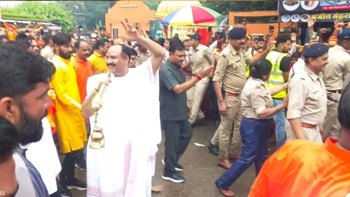 सावन-प्रदोष के महासंयोग में सीहोर भगवामय, 11 किमी कांवड़ यात्रा में उमड़ा आस्था का सैलाब; पंडित प्रदीप मिश्रा के साथ भक्तों ने लगाए जयकारे