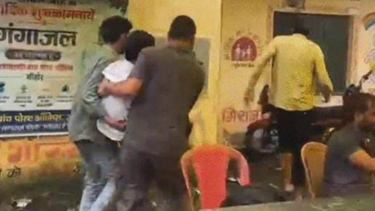 कुबरेश्वर धाम के लिए निकली कांवड़ यात्रा में श्रद्धालु को हार्ट अटैक, भीड़ में एंबुलेंस अटकी, डॉक्टरों ने कंधे पर उठाकर पहुंचाया