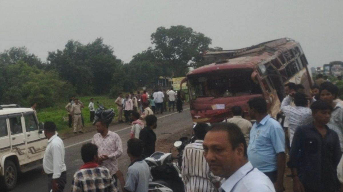बड़वानी में आगरा-मुंबई हाईवे पर तेज रफ्तार बस अनियंत्रित होकर डिवाइडर पर चढ़ी, कई यात्री हुए घायल