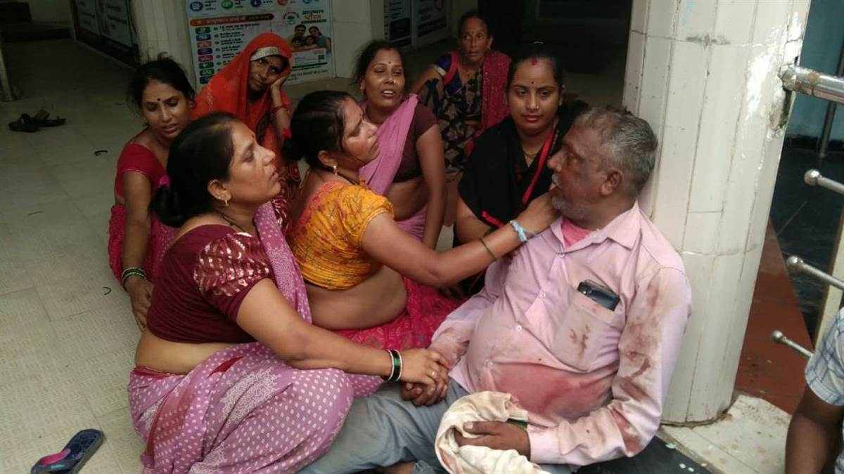भिंड में बाइक के कट मारने से सड़क पर गिरी वृद्धा, इलाज से पहले मौत, पति संग लौट रही थीं घर