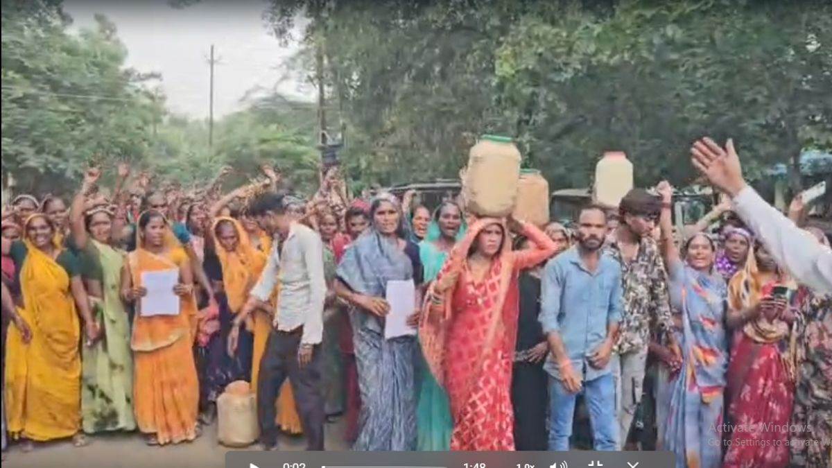 खंडवा में अवैध शराब से भरी कैन लेकर कलेक्टर को रक्षाबंधन का शगुन देने पहुंचीं आक्रोशित लाड़ली बहनें