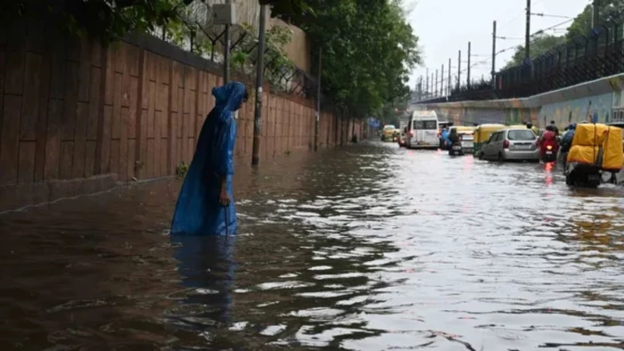 दिल्ली-एनसीआर में बारिश का दौर जारी, 40 किमी प्रति घंटा की रफ्तार से हवाएं चलने का अनुमान, IMD का ताजा अपडेट