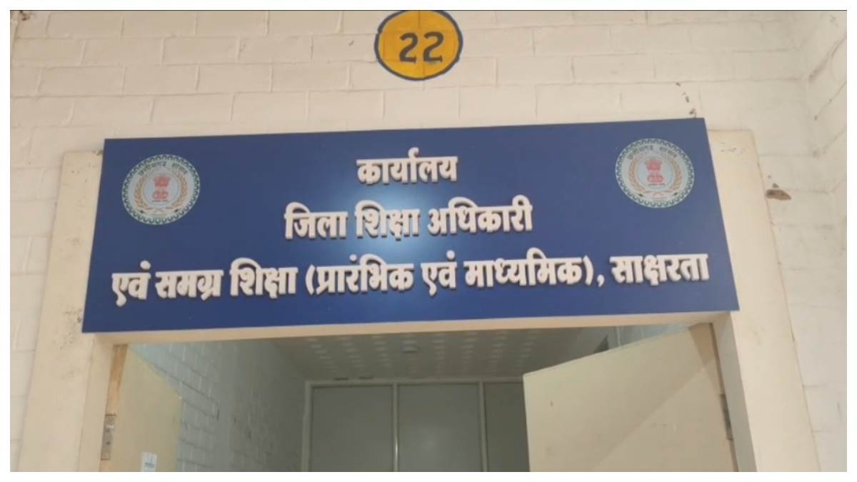 कलेक्टर की जांच में फंसे बलरामपुर डीईओ एमआर यादव, निलंबन और खातों सीज करने की सिफारिश