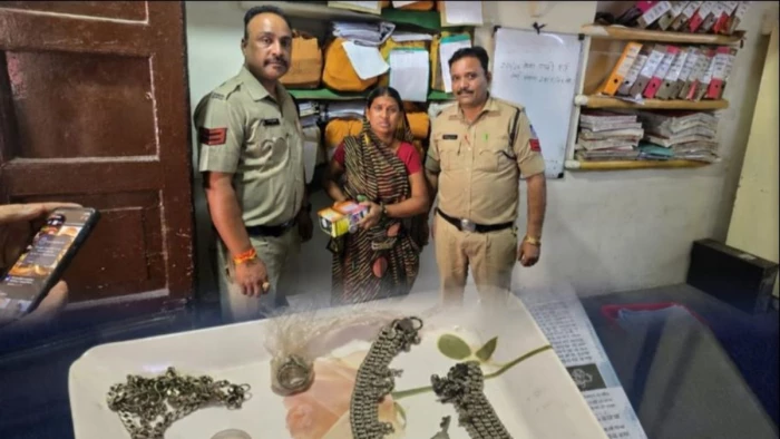 मंदसौर के जिला अस्पताल से नकदी और जेवर से भरा बैग हुआ चोरी, सीसीटीवी फुटेज में कुत्ता निकला चोर