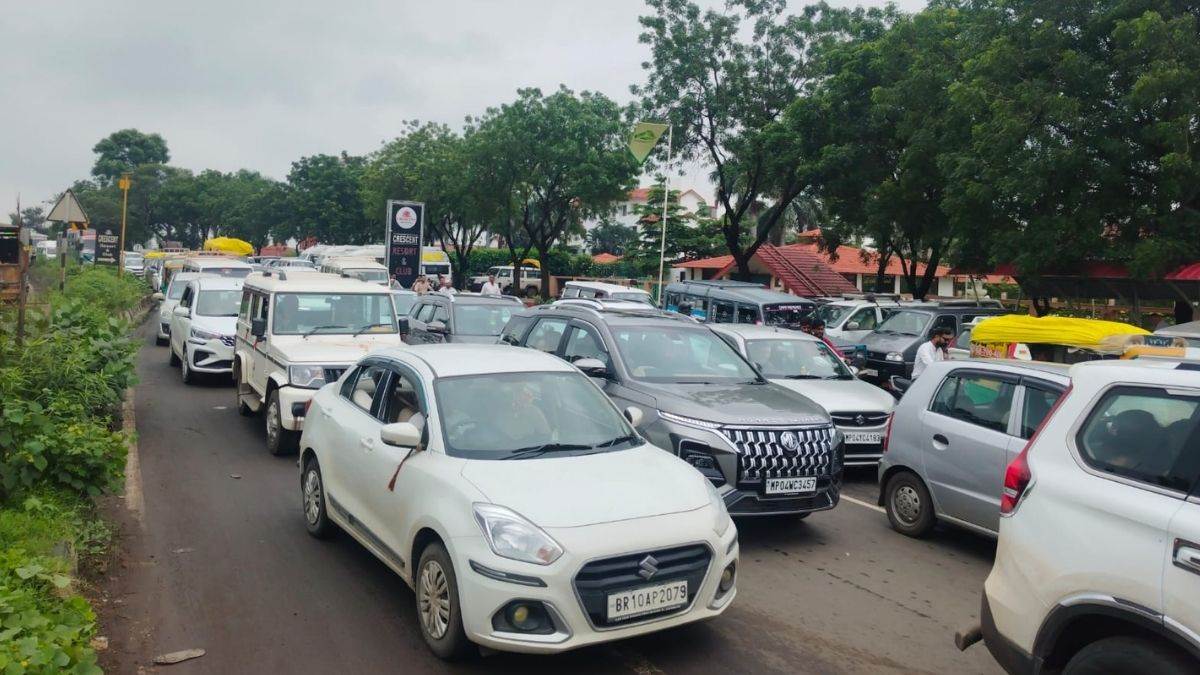 सीहोर में कांवड़ यात्रा से ट्रैफिक का बुरा हाल, डायवर्सन के बाद वैकल्पिक रास्तों पर लगा लंबा जाम; दो घंटे से फंसे वाहन