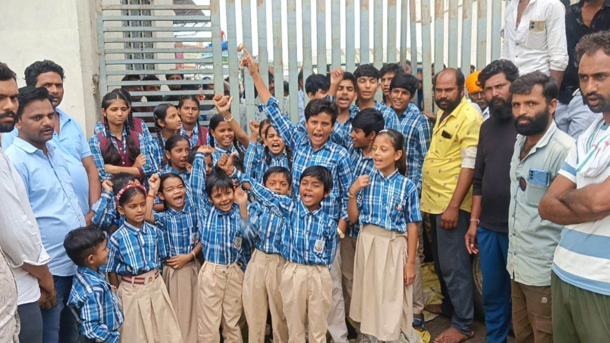 शाजापुर में स्कूल के रास्ते पर रोज लगने वाले जाम को लेकर छात्रों का फूटा गुस्सा, मंडी गेट पर जड़ा ताला