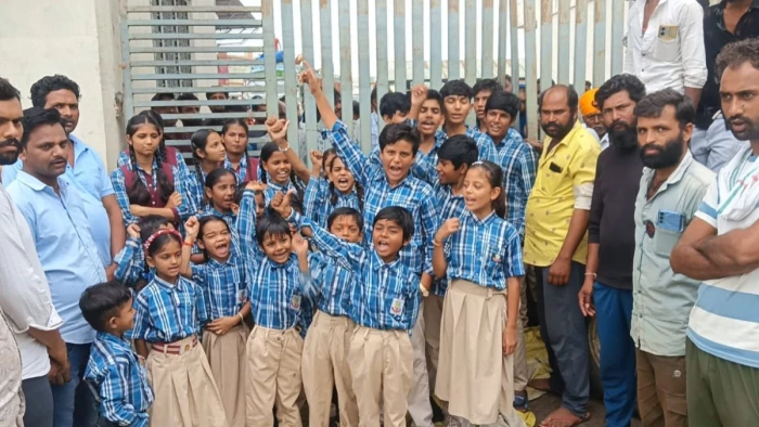 शाजापुर में स्कूल के रास्ते पर रोज लगने वाले जाम को लेकर छात्रों का फूटा गुस्सा, मंडी गेट पर जड़ा ताला