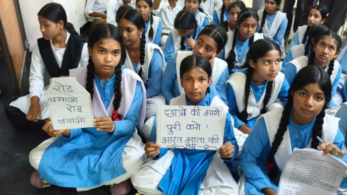 MP के 12 गांवों के बच्चों ने उठाई आवाज, पक्की सड़क मांगने चोपना से 70 किमी दूर बैतूल पहुंचे स्कूली छात्र, कलेक्टर के चैंबर के सामने दिया धरना