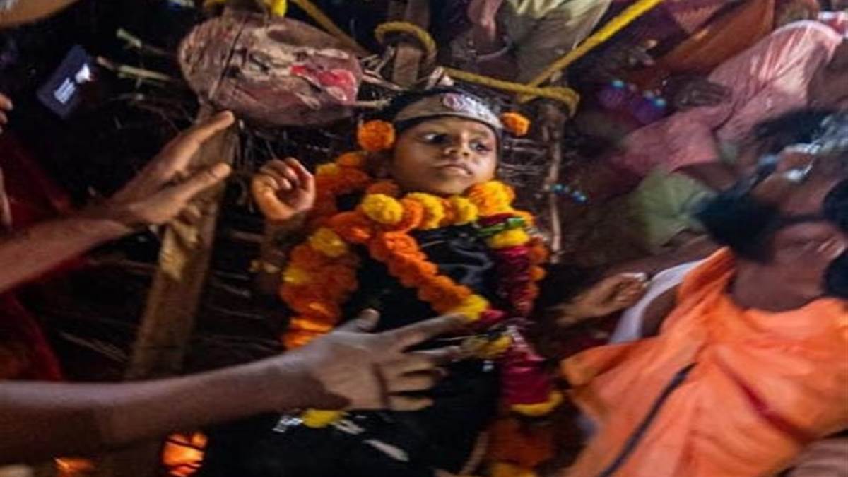 बेल कांटे के झूले में सवार काछन देवी ने दी दशहरा पर्व मनाने की अनुमति