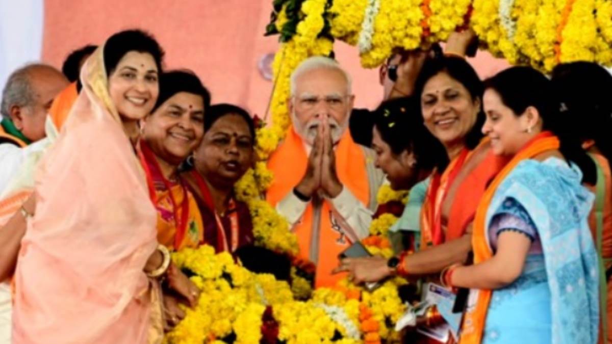 PM Modi in Bhopal: कार से उतरे प्रधानमंत्री नरेन्द्र मोदी और महिलाओं से की बातचीत