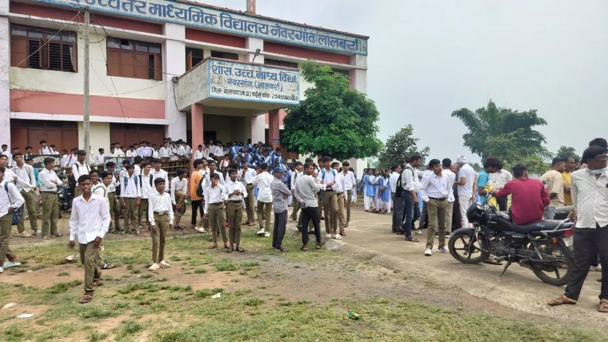 बालाघाट में जल्दी छुट्टी न देने पर शिक्षक ने प्रभारी प्राचार्य को बस में पीटा, छात्रों ने किया जमकर हंगामा