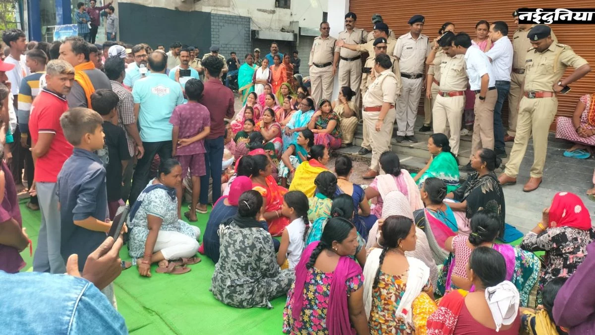 भिलाई में शराब दुकान खोलने के विरोध में धरने पर बैठी महिलाएं, पिछले हफ्ते हुई हत्या को लेकर लोगों में आक्रोश