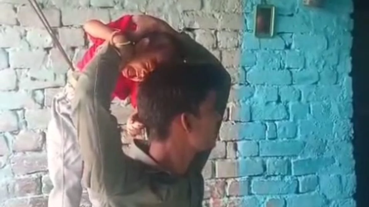मुरैना में पिता ने बेटी को उठाकर जमीन पर पटका, वीडियो वायरल करने वाले मामा को बंधक बनाकर पीटा