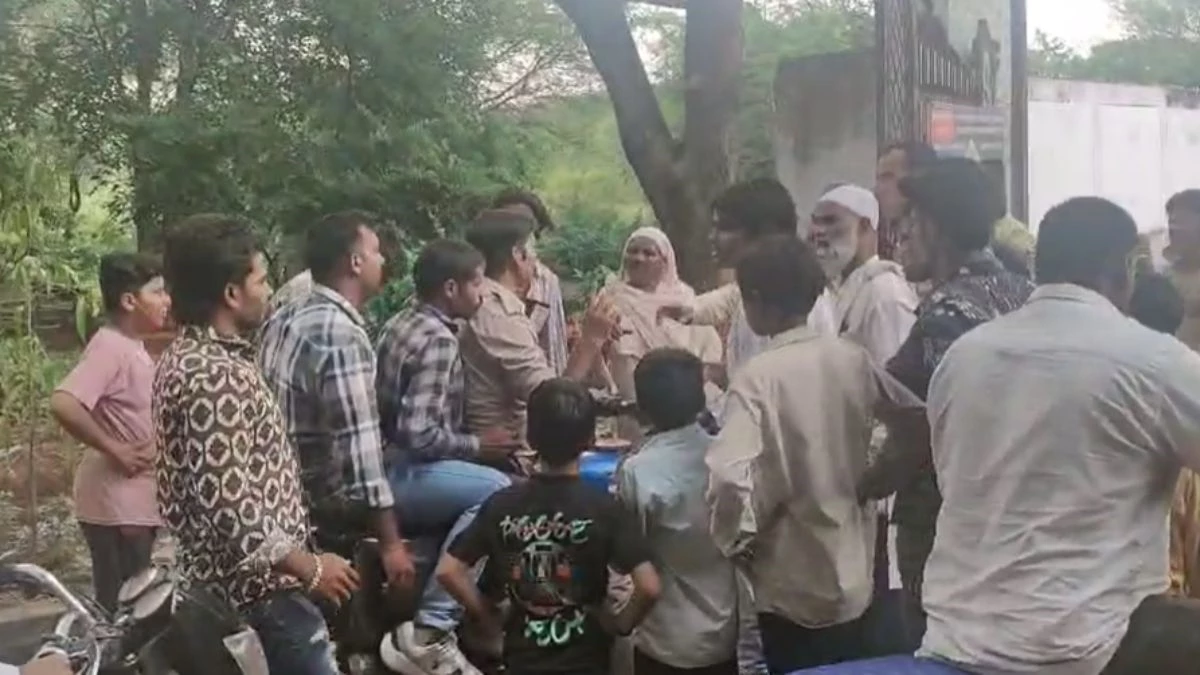'गोली मारो हैवान को', कब्र खोदकर महिलाओं के शवों से छेड़छाड़ करने वाले अय्यूब खान को देखते ही भड़की भीड़