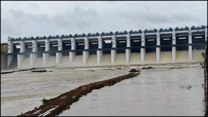 28 साल बाद धमतरी में गंगरेल बांध के सभी 14 गेट खुले, छोड़ा 2.5 लाख क्यूसेक पानी, निचले इलाकों में अलर्ट जारी