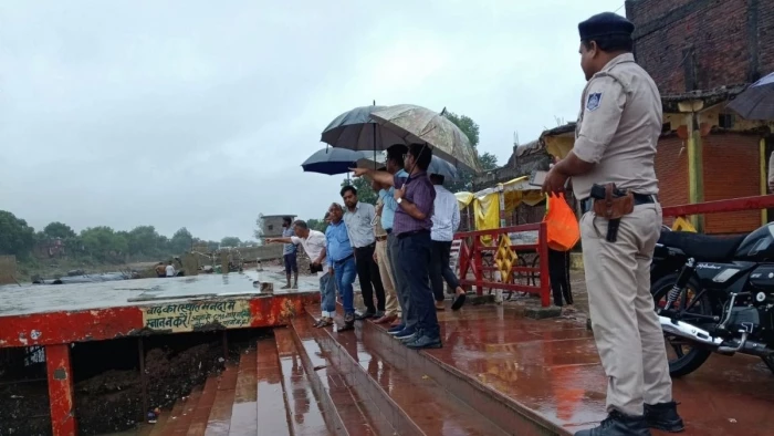 रौद्र रूप दिखा चुकी मंदाकिनी का बढ़ा जलस्तर, चित्रकूट में प्रशासन अलर्ट मोड पर