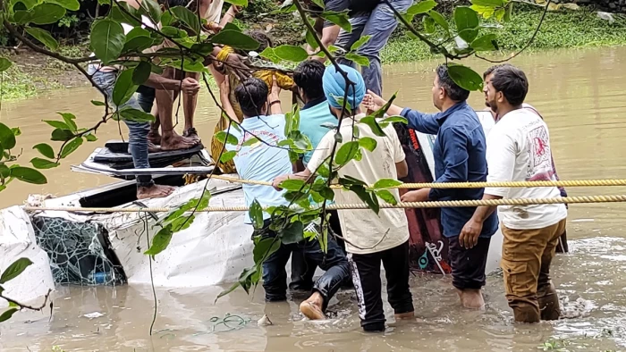नलखेड़ा हादसे में 8 लोगों की मौत के मामले में पंडित आया सामने, बोला- रात में रुकने को कहा था, लेकिन नहीं माने