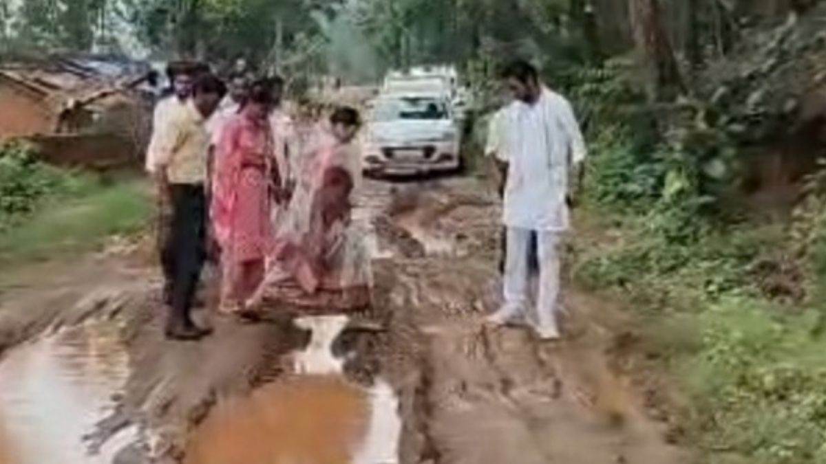 महापौर की गाड़ी फंसी तो दिखी बगैहा की बदहाल सड़क, सीधी में 11 दिन से धरने पर बैठे हैं ग्रामीण