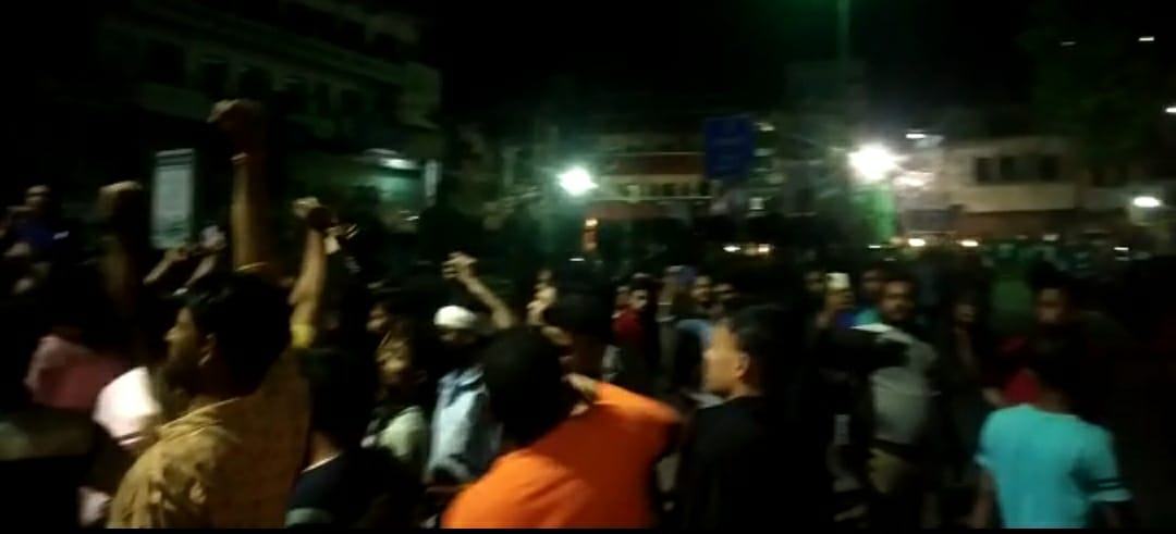 Sagar News: हनुमान मंदिर पर काला झंडा लगाए जाने का प्रयास, आधी रात धरने पर बैठे हिंदू संगठन के लोग