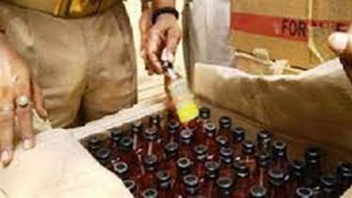 Illegal Liquor in Jabalpur पुलिस को देखकर 20 कार्टन में भरी शराब