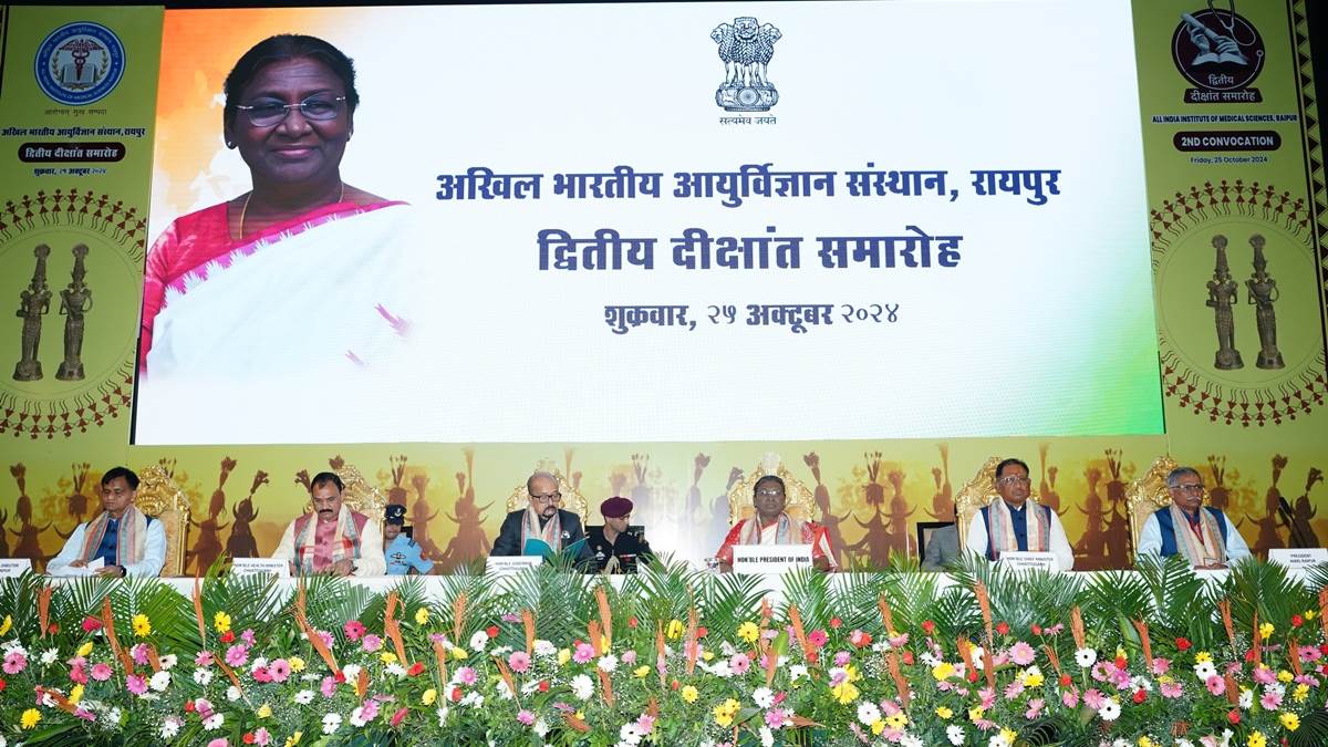 AIIMS रायपुर दीक्षा समारोह: राष्ट्रपति ने कहा- सेवा कार्य में संवेदना और दया का भाव रखें, 10 छात्रों को मिला गोल्‍ड