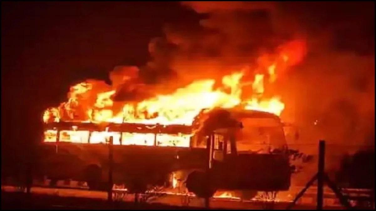 Indore जा रही बस में लगी आग... यात्री सुरक्षित, सामान राख, कांच तोड़कर यात्रियों को बाहर निकाला
