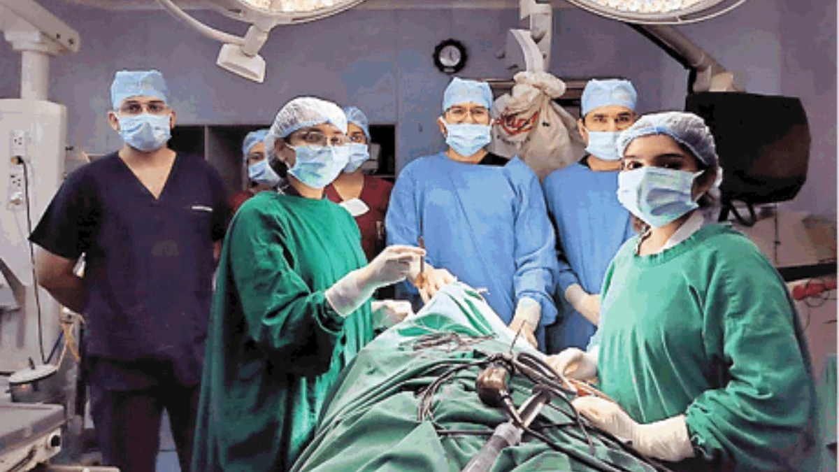 मासूम को मिली नई रोशनी, Diwali पूजा के दौरान आंख में घुस गई थी पूजा की घंटी, डॉक्टरों ने किया सफल ऑपरेशन