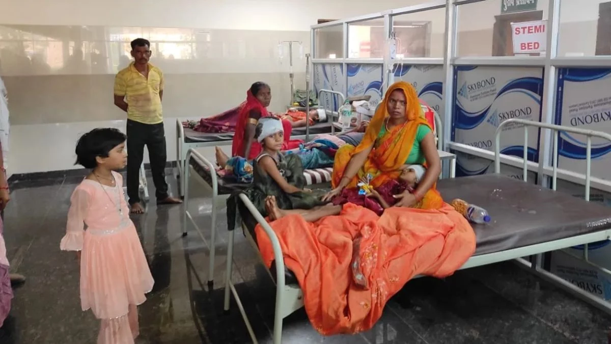 UP Accident: श्रद्धालुओं से भरी पिकअप 30 फीट खाई में गिरी, 16 घायल... जिरही मंदिर से लौटते समय हुआ दर्दनाक हादसा