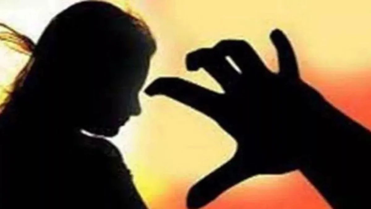 UP Crime: दादी के साथ सो रही 4 साल की बच्ची से दुष्कर्म, शौचालय में खून से लथपथ हालत में मिली मासूम