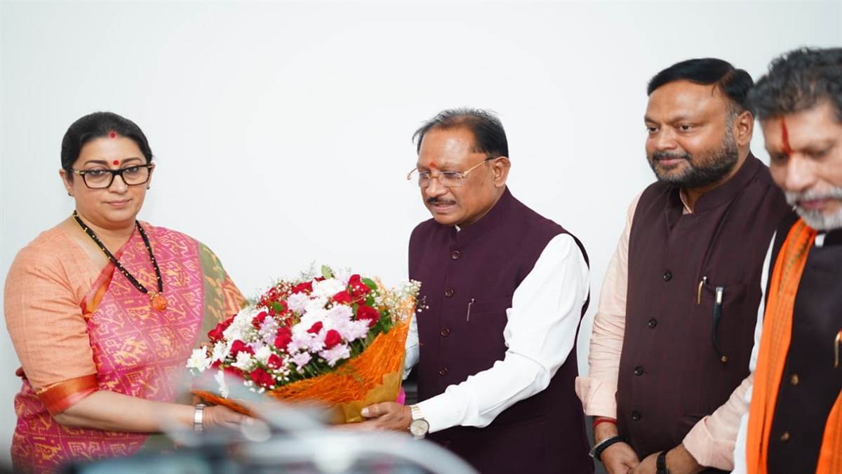 सादगी से रायपुर पहुंचीं स्मृति ईरानी, भाजपा कार्यालय से हटाई गई पुलिस सुरक्षा, दो दिन में 12 बैठकों में करेंगी हिस्सेदारी