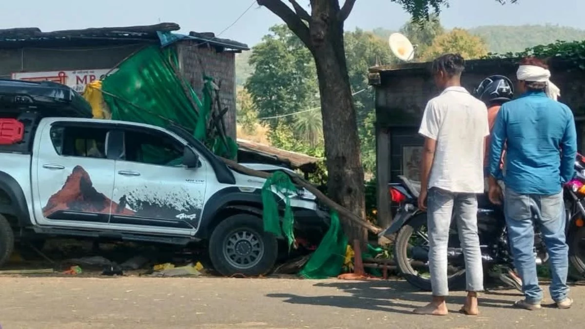 देवास में तेज रफ्तार कार ने सड़क किनारे खड़े लाेगों को मारी टक्कर, दो महिलाओं सहित तीन की मौत