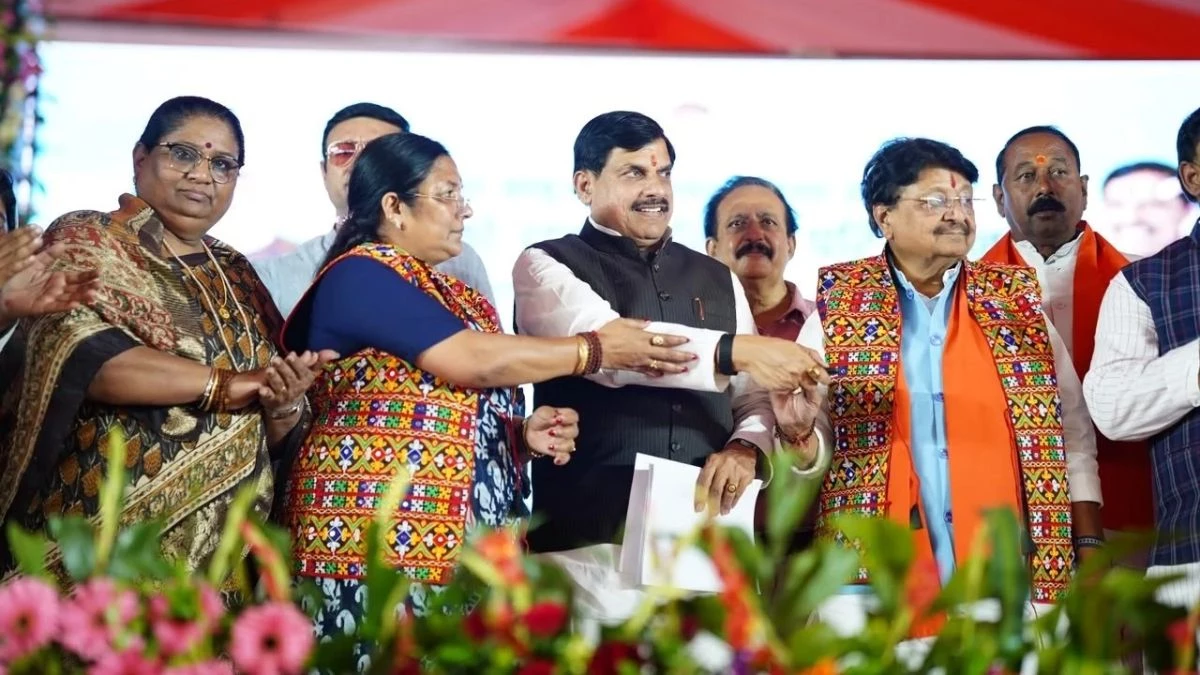 CM ने दबाया रिमोट का बटन, 13 किमी दूर धार के सूखे खेतों में बह निकली मां नर्मदा की धारा