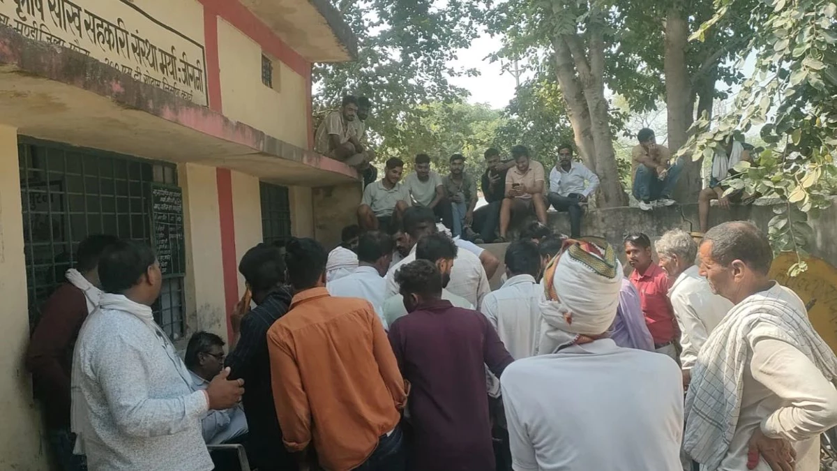 मुरैना: जींगनी सहकारी सोसायटी पर नकली खाद वितरण का आरोप, किसानों का हंगामा; मैनेजर ने मारपीट की शिकायत की