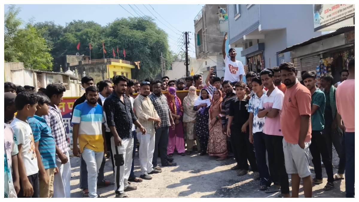 बिलासपुर में सड़कों के 'धीमे जहर' पर फूटा गुस्सा, तालापारा में सड़क पर उतरीं महिलाएं, 5 साल के दर्द के बाद चक्काजाम