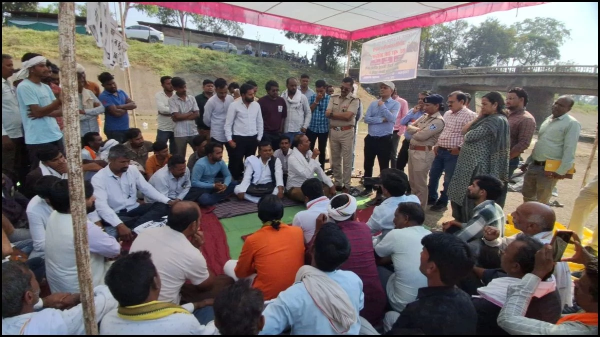 इटारसी में 50 गांवों के किसानों का धरना समाप्त, देवरी सूक्ष्म सिंचाई परियोजना की समय-सीमा तय, लिखित आश्वासन पर माने अन्नदाता