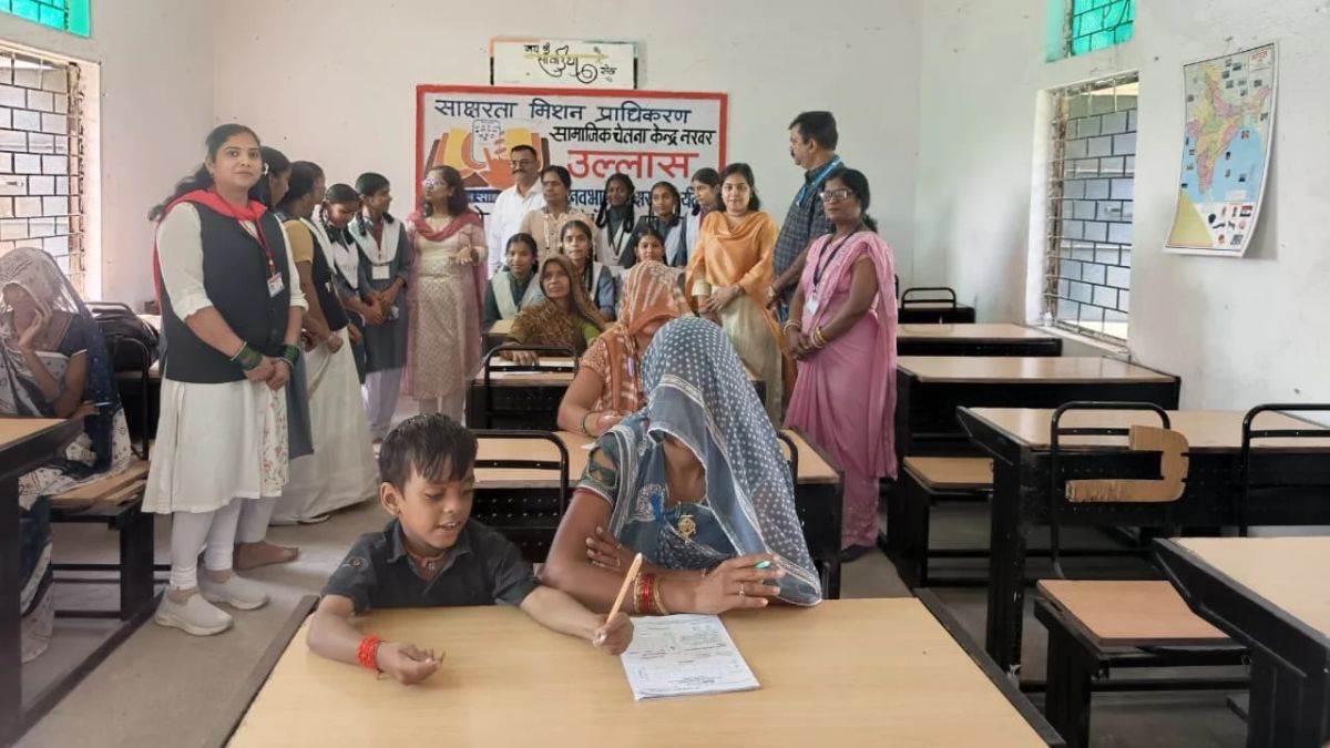 जब बहू बनी ‘अक्षर साथी’ और सास ने दी साक्षरता परीक्षा, उज्जैन जिले के 1263 केंद्रों पर 70 हजार से अधिक परीक्षार्थियों ने लिया हिस्सा