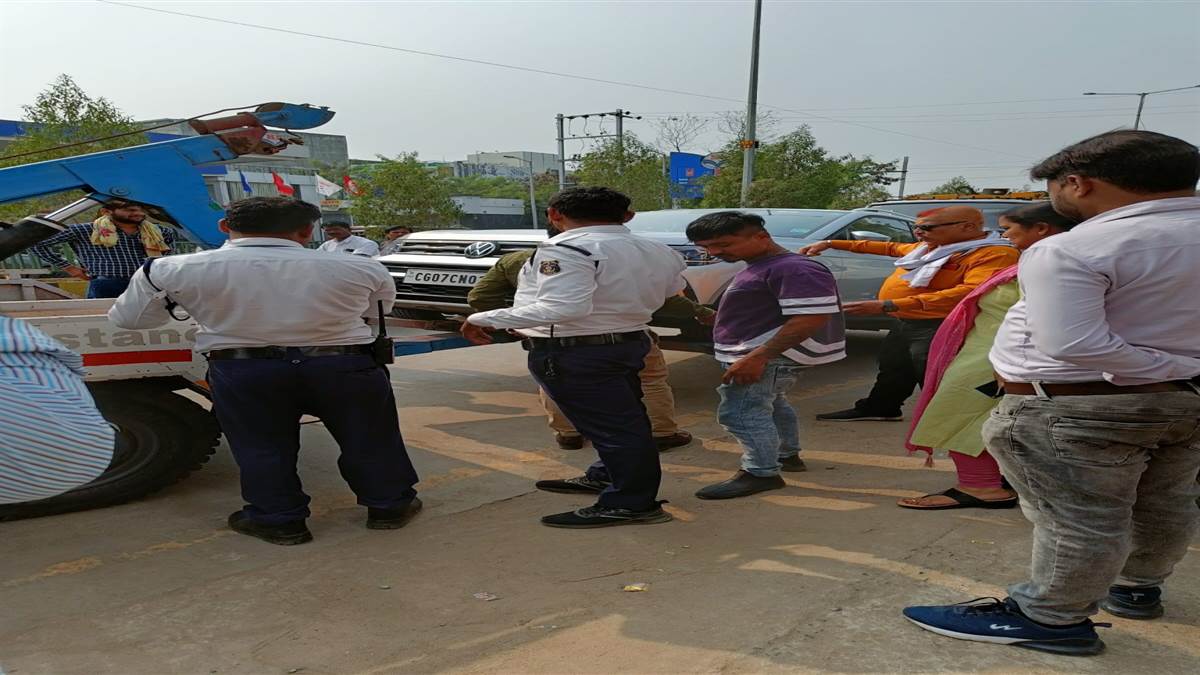 सड़क व फुटपाथ पर कार बेचने वाले आए जद में, तीन कार जब्त