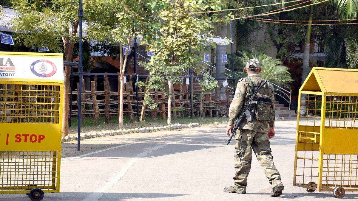 Raipur News राजधानी में तीन लेयर की सुरक्षा में ईवीएम मशीनें, 200 से