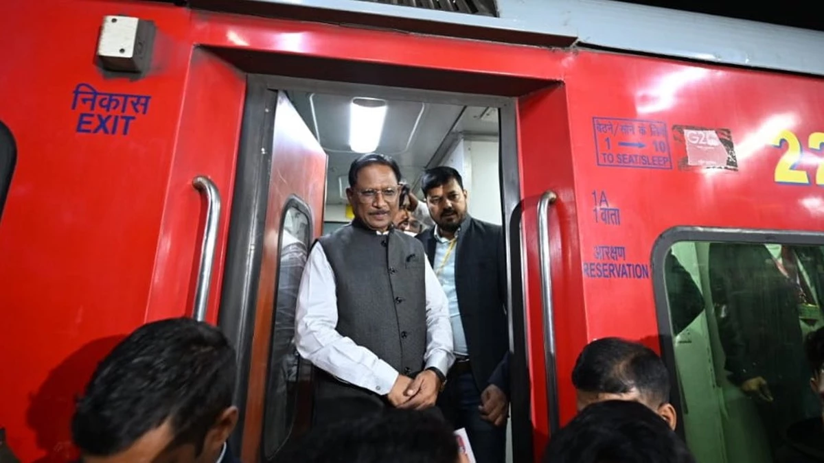 Chhattisgarh: CM साय ने बिलासपुर तक ट्रेन से किया सफर, मूंगफली खाकर बोले- इसके बिना भारतीयों की रेल यात्रा अधूरी