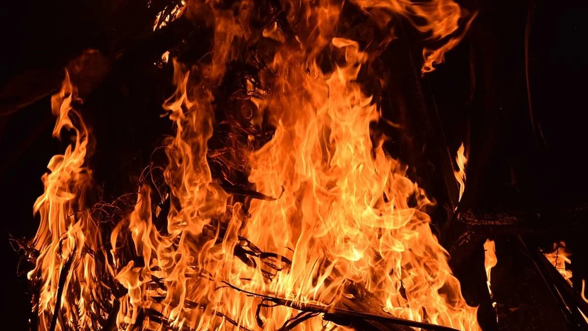 लालबर्रा बाजार की तीन दुकानों में आग, बालाघाट से आए दमकल कर्मियों ने राख पर डाला पानी