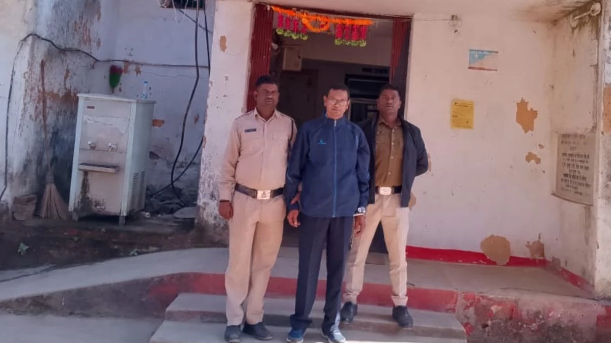 छात्रा की कमर पकड़... प्रिंसिपल के 'बैड टच' से परेशान 9वीं की स्टूडेंट ने की आत्महत्या, सुसाइड नोट ने खोला राज; आरोपी गिरफ्तार