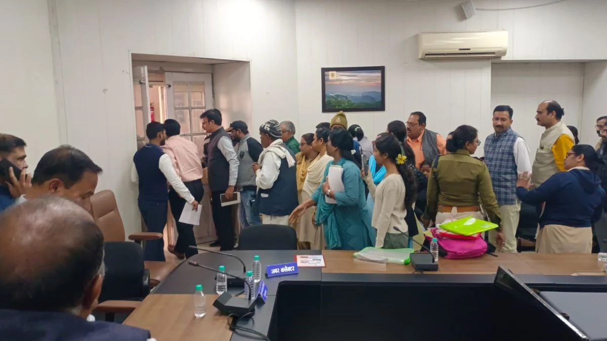 भोपाल में जनसुनवाई के दौरान भड़की महिला, कलेक्टर से कहा, "कुर्सी से हटिए, मैं बैठकर सुनती हूं समस्याएं"