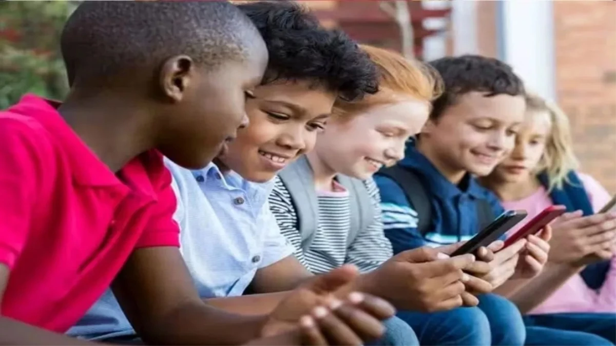 16 साल से छोटे बच्चों के लिए इंटरनेट बैन करेगा ये देश, बढ़ते ऑनलाइन खतरे के बीच बड़ा फैसला