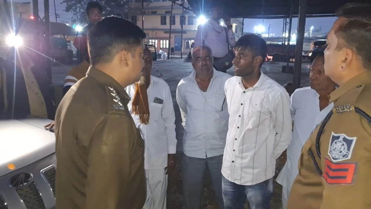 खाद खरीदने आए किसान की कार का कांच तोड़कर बदमाश 2.70 लाख रुपये ले भागे, वारदात सीसीटीवी में कैद