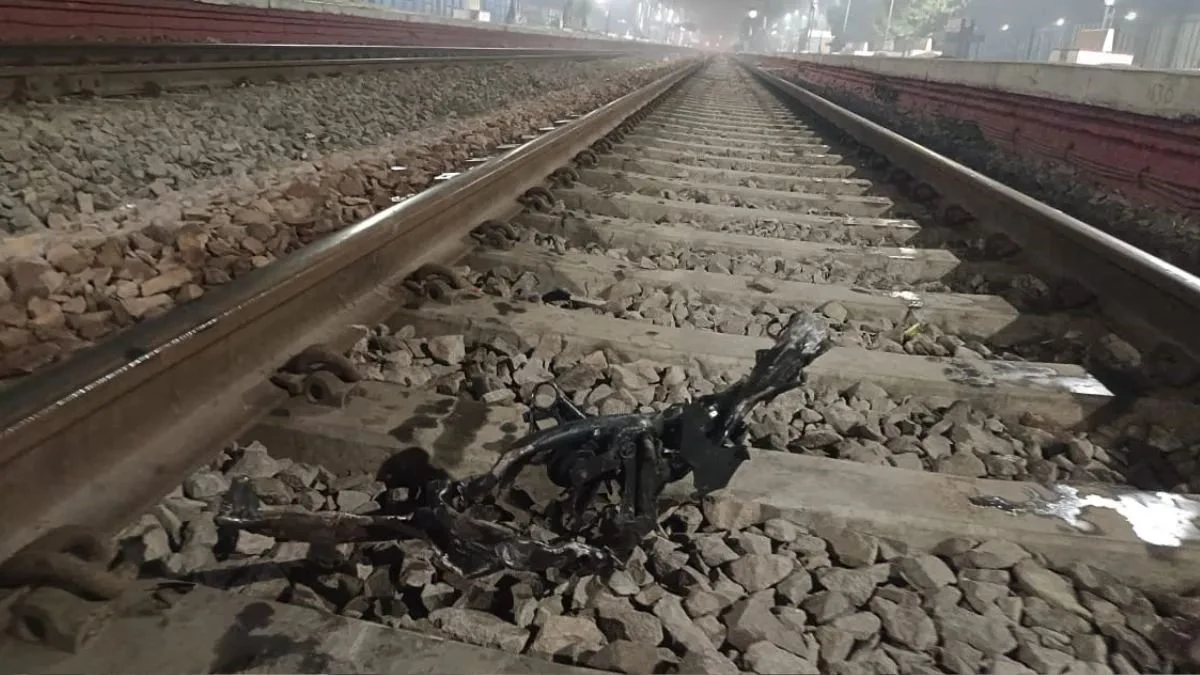 110 किमी प्रतिघंटा की रफ्तार से दौड़ रही गरीब रथ एक्सप्रेस से टकराई बाइक, इंजन में फंसने से यात्रियों में मची अफरा-तफरी