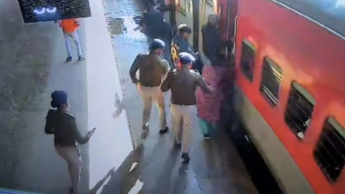 देवदूत बनकर आए RPF जवान... चलती ट्रेन और प्लेटफॉर्म के बीच फंसी महिला, जवानों ने 7 सेकंड में बचाई जान